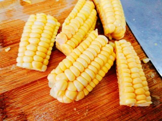 2、荷香糯米排骨,                 将玉米切条状