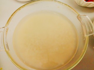 4、荷香糯米排骨,            糯米泡两小时