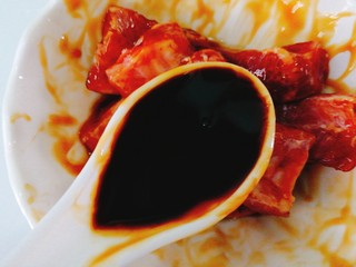 7、荷香糯米排骨,             陆续生抽，料酒
