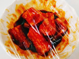 9、荷香糯米排骨,包上保鲜膜腌制两小时入味