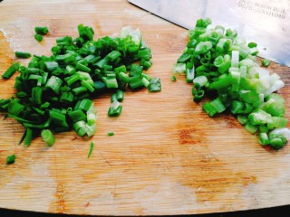 15、荷香糯米排骨,     香葱切小，葱花 ，葱白分开