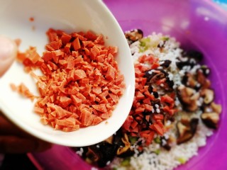 19、荷香糯米排骨,                  香肠拌均匀