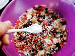 20、荷香糯米排骨,            适量盐再次拌均匀