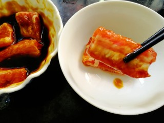 21、荷香糯米排骨,          把腌制好的排骨取出