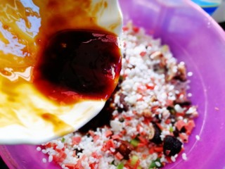 22、荷香糯米排骨,             腌料倒入糯米里