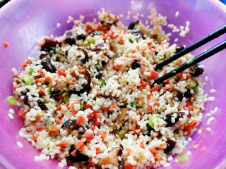 23、荷香糯米排骨,用筷子充分搅拌均匀，如果口味重的友友可以再加些生抽或者蚝油进行调味