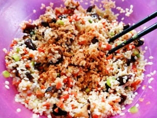 24、荷香糯米排骨,                加入五香粉