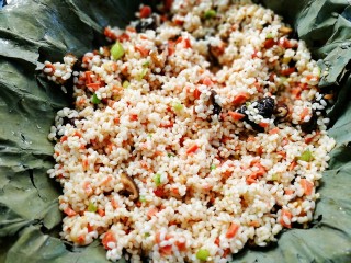 27、荷香糯米排骨,糯米留一小碗出来等下铺面，其余全倒入蒸笼里