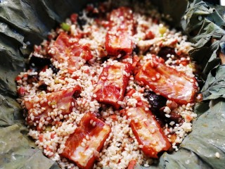 28、荷香糯米排骨,                    摆上排骨