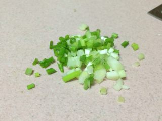 4、辅食鸡蛋蔬菜粥,葱切成葱花
