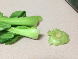 7、辅食鸡蛋蔬菜粥,洗干净的小油菜切去根部，不管是油菜还是白菜等等，为了健康这个根部一定多去一些