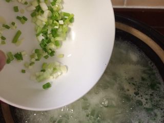 11、辅食鸡蛋蔬菜粥,关火加入葱花