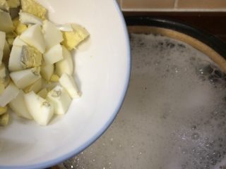 9、辅食鸡蛋蔬菜粥,粥熬5分钟后加入切好的鸡蛋煮3分钟