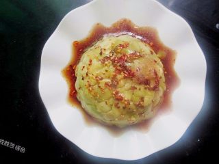 9、油泼酸辣茄子,把调好的凉拌汁浇在茄子上