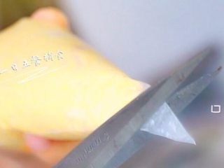 5、鸡肉玉米芝士肠 宝宝营养辅食,芝士+蛋清,口稍微大剪一点。如果口太小,没彻底打碎的颗粒会造成交通阻塞。