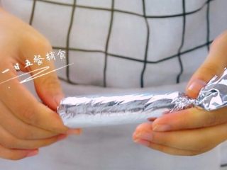 8、鸡肉玉米芝士肠 宝宝营养辅食,芝士+蛋清,两段拧紧转一转,裹成香肠型,尽量紧些,也不能太紧,太紧锡纸会破。