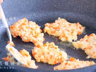 5、胡萝卜鲜虾米粉饼,不粘锅倒入橄榄油，将米粉饼一面煎熟。