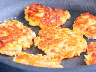 6、胡萝卜鲜虾米粉饼,翻面煎另一面。