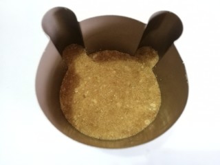 4、小熊慕斯蛋糕,放入模具中，压紧实，放入冰箱冷藏