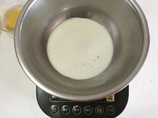 7、小熊慕斯蛋糕,牛奶中加入糖，直到融化