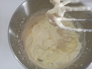 10、小熊慕斯蛋糕,淡奶油打发至有纹路即可