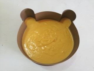 12、小熊慕斯蛋糕,倒入模具中。放入冰箱冷藏三小时