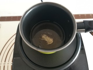 13、小熊慕斯蛋糕,时间差不多的时候，来做镜面，一片吉利丁片放入温水中，搅拌至融化