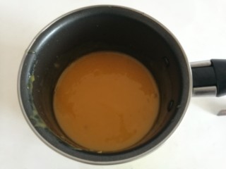 14、小熊慕斯蛋糕,加入剩下的50克芒果泥，搅拌均匀