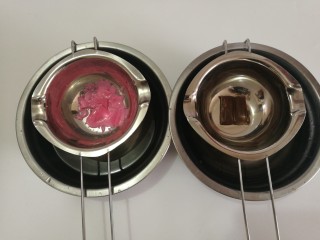 17、小熊慕斯蛋糕,巧克力融化后，做装饰即可