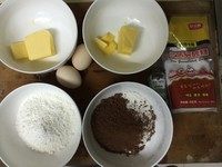 1、马赛克饼干,准备材料。无盐黄油切小块软化，巧克力面团用的可可粉和低筋面粉混合过筛。