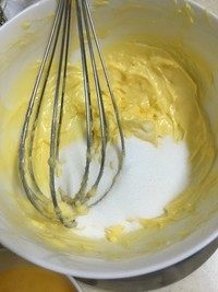 2、马赛克饼干,原味面团：软化好的黄油搅打成乳霜状，加入细砂糖，继续搅打至颜色泛白。