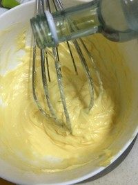 4、马赛克饼干,加入朗姆酒，拌匀。