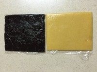 8、马赛克饼干,巧克力面团相同。将两个面团分别放入冰箱冷冻0.5-1小时，变硬。