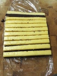 11、马赛克饼干,切成1厘米厚的条状，共十条。