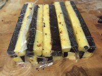 15、马赛克饼干,将完成的饼干面团用整形的保鲜袋包裹起来，放入冰箱冷冻1-2小时变硬。