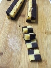 16、马赛克饼干,取出冻好的面团，切成0.5厘米厚的片状。