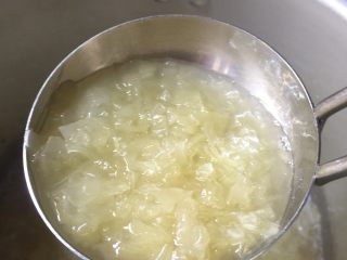 5、山楂银耳羹,待高压锅跑完气开锅，可以看到软糯的银耳了。