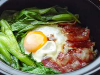 1、腊味煲仔饭,香喷喷的煲仔饭做好了