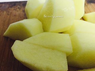 2、快手餐—黑椒牛肉饭,土豆洗净去皮切滚刀块，块头可以大一点，太小煮熟后就看不太到。