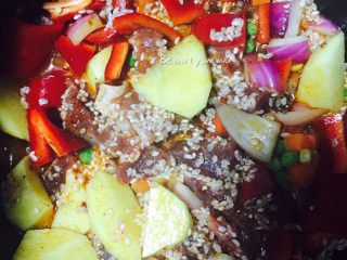 11、快手餐—黑椒牛肉饭,然后用铲子搅拌，让米粒、食材、酱料三者混合均匀（现在你知道为什么不用码放太整齐了吧哈哈哈哈，会打乱呀）