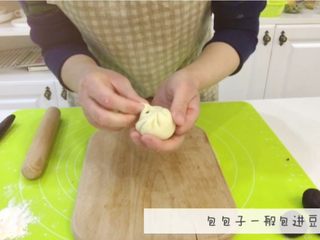 4、宝宝辅食：宝宝版豆沙面包卷-12M+,9、拿一个面团，直接用手或擀面杖擀成饼状，把红豆沙放进去，然后像包包子一样团起收口，收口一定要捏紧。