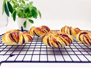 9、宝宝辅食：宝宝版豆沙面包卷-12M+,赶紧拿出来趁热吃吧