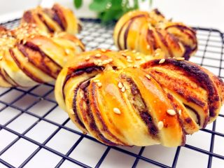 10、宝宝辅食：宝宝版豆沙面包卷-12M+,表层脆脆的，红豆沙则香甜可口，健康又好吃