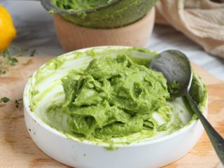 5、牛油果冰淇淋,如果想口感细腻些可用勺碾压用筛网过筛一遍。