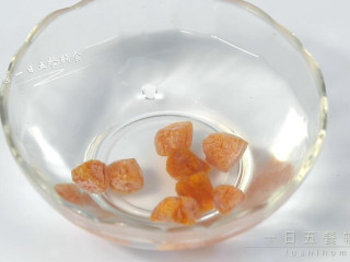 2、牛肉干贝鸡蛋豆腐羹,干贝泡水2小时以上。