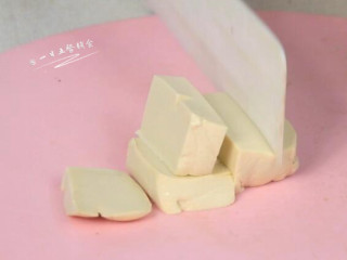 3、牛肉干贝鸡蛋豆腐羹,豆腐切丁。