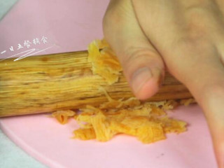 4、牛肉干贝鸡蛋豆腐羹,干贝用擀面杖压扁。