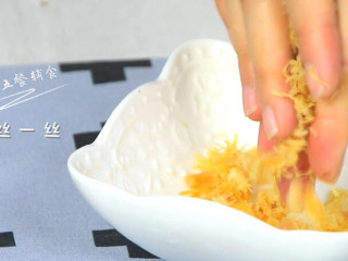 5、牛肉干贝鸡蛋豆腐羹,搓成一丝一丝，这方法要比一点点撕快多了。当然，10个月以下的宝宝还是和下面的牛肉一起打成泥吧。