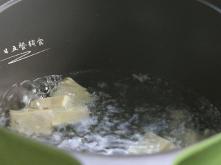 6、牛肉干贝鸡蛋豆腐羹,豆腐汤热水中焯30秒。