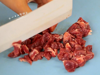 7、牛肉干贝鸡蛋豆腐羹,牛肉切丁。